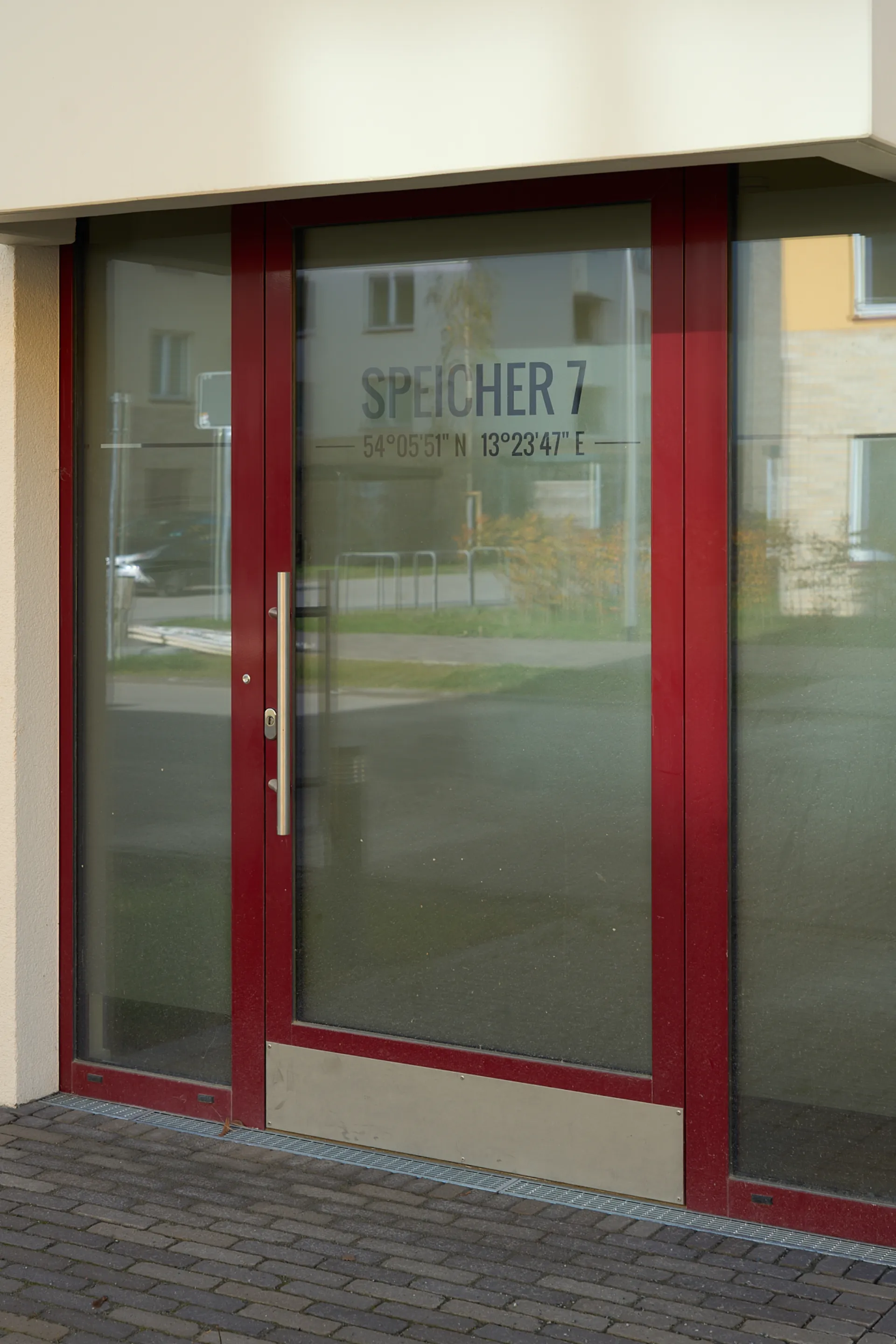 Speicher 7 im Hafenquartier Greifswald – Blick auf den Ryck