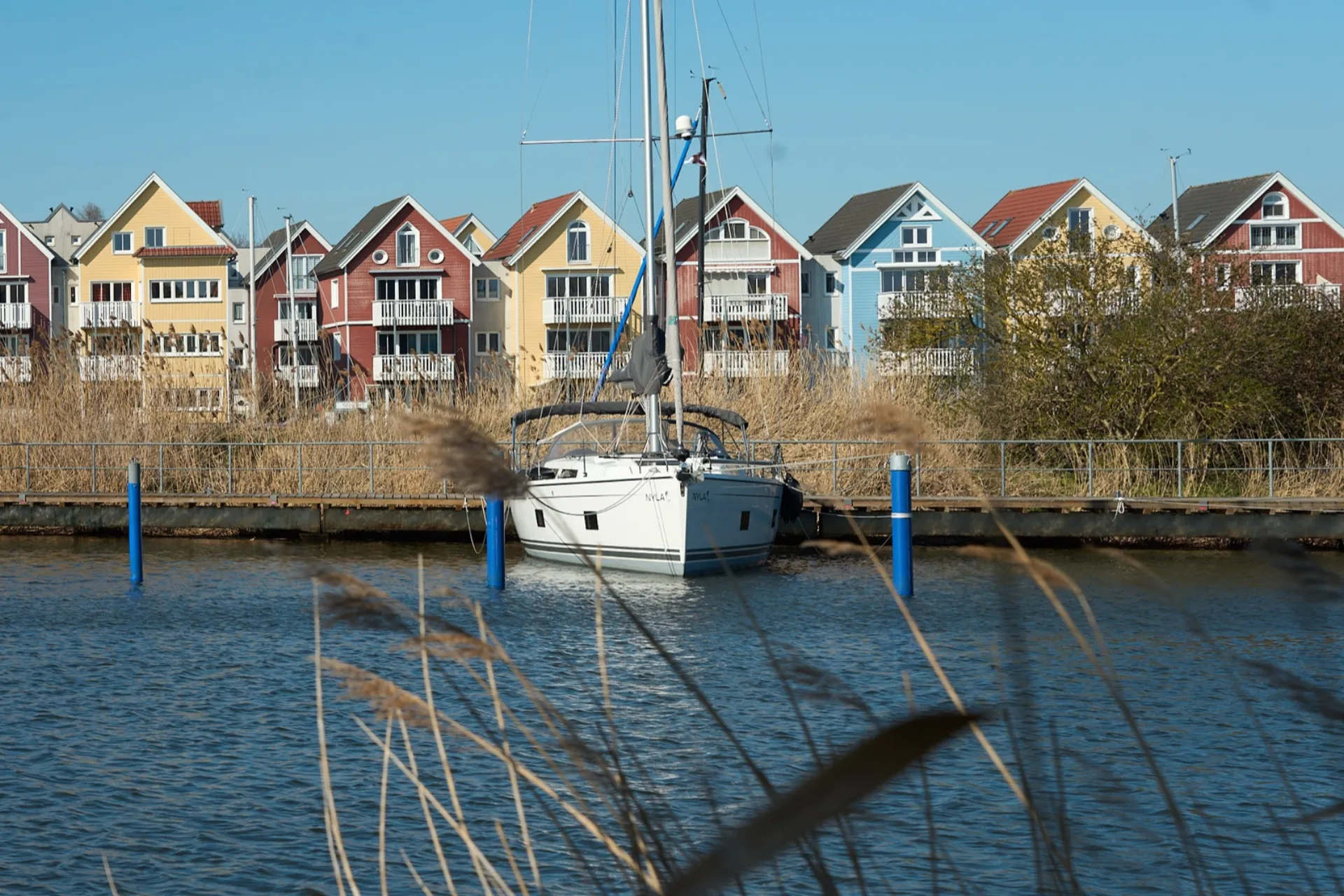 Segelboot am Ryck im Hafenquartier Greifswald – Leben direkt am Wasser