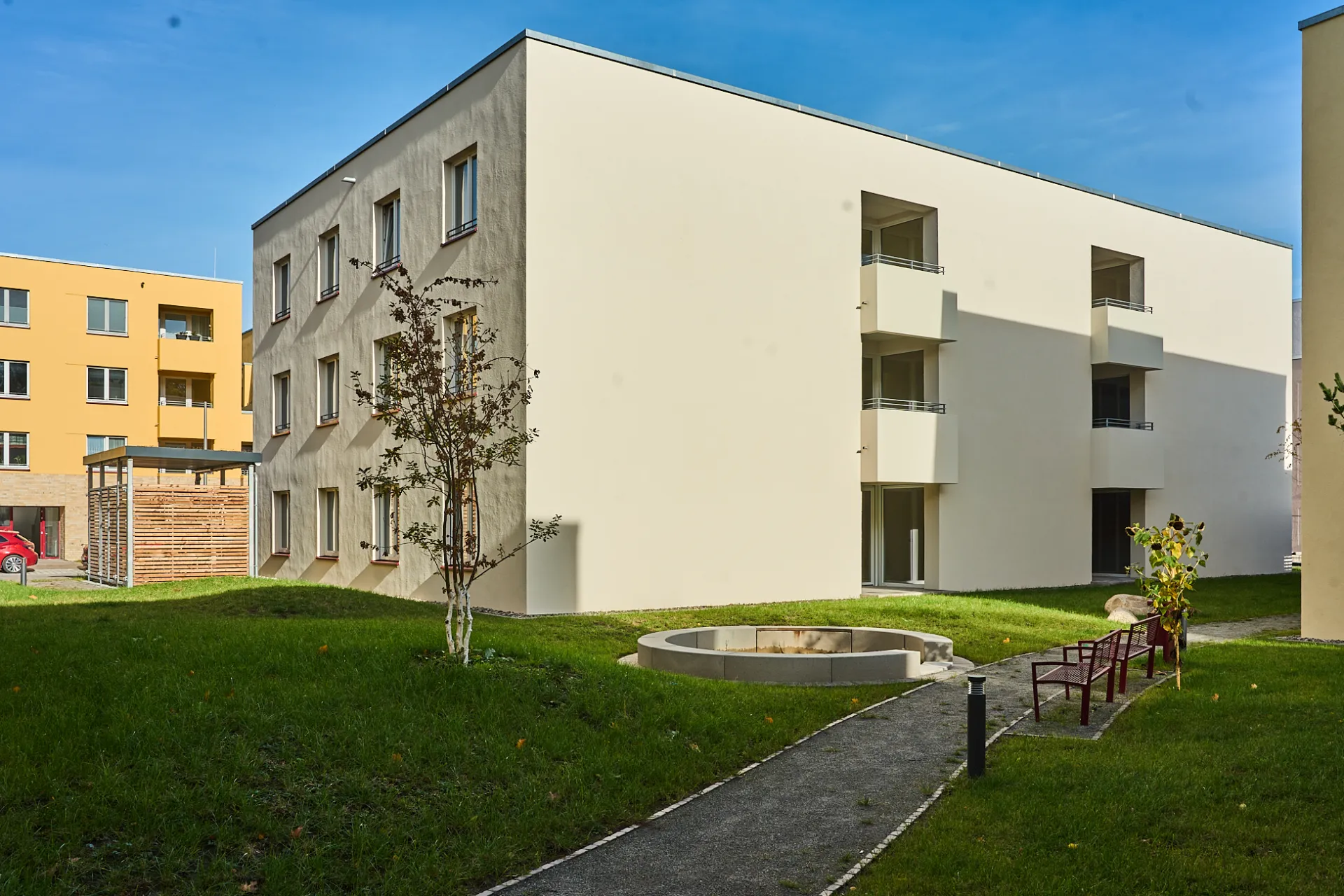 Außenansicht Speicher 7 mit Balkonen und Innenhof – barrierefreie Wohnanlage im Hafenquartier