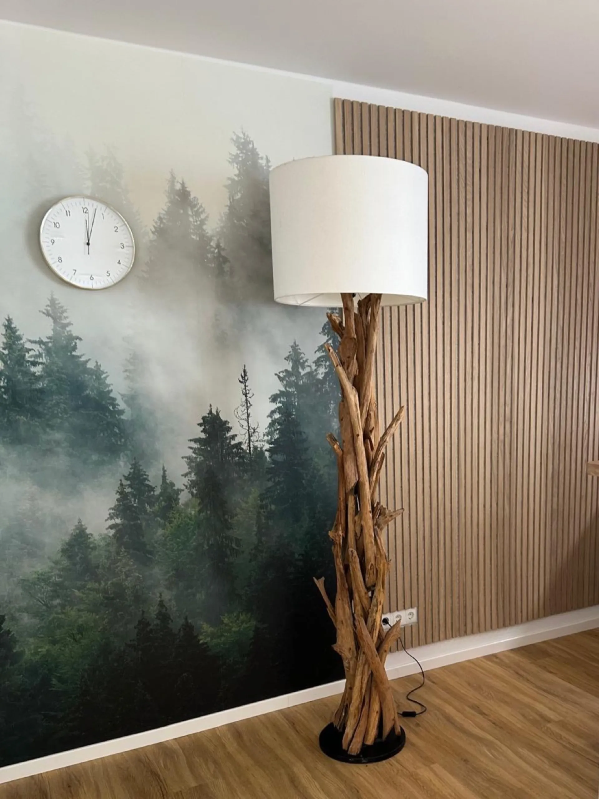 Wohnraum im Speicher 7 – individuell eingerichtetes Zimmer mit Naturmotiv-Tapete und Holzlampe
